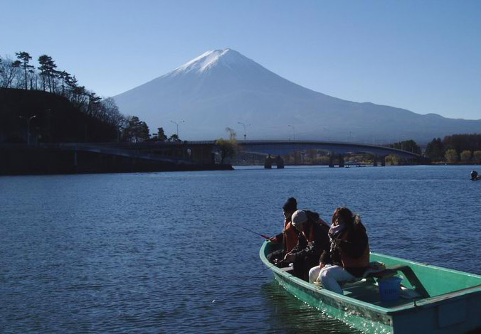 温泉もある河口湖のワカサギ釣り 写真