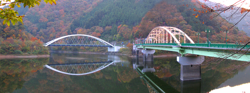 紅葉の奥多摩湖 写真