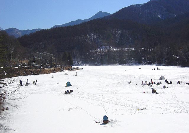 立岩湖 氷上のワカサギ釣り。